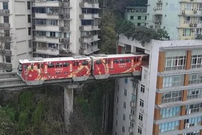 В Китае поезд проезжает прямо через жилой дом