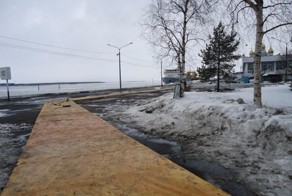 В Архангельске разбитый асфальт застелили паркетом