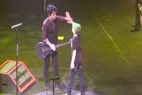 Этот парнишка надолго запомнит своё посещение концерта Green Day
