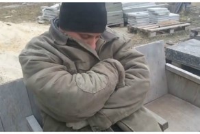 Оригинальный розыгрыш парня, уснувшего на рабочем месте