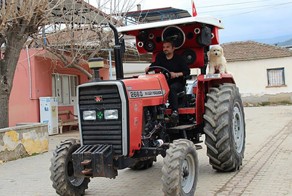 Фермер установил дорогую аудиосистему на свой трактор