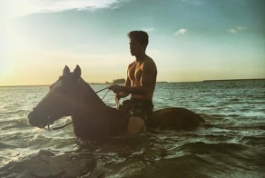 Он на коне, а ты — нет: мусульманский принц признан самым желанным холостяком планеты