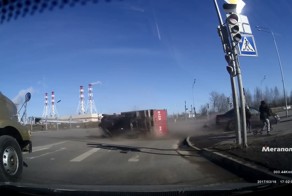 Авария дня. В Санкт-Петербурге перевернулась ГАЗель