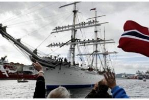 Домой и с песней: самое старое парусное судно в Норвегии эффектно прибывает в порт после трехмесячного путешествия