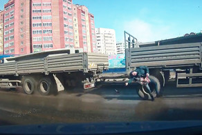Пешеход с корзиной продуктов врезался в грузовик