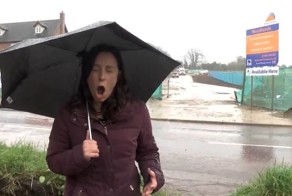 Журналистку во время репортажа трижды окатили водой из лужи