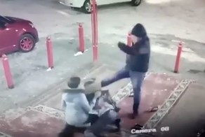 Мужчина напал на женщину с ребенком за медлительность в магазине 