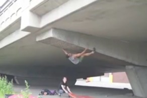 Парень очень эффектно забрался на мост 