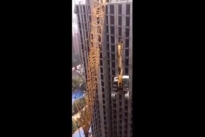 Китайский тракторист с повязкой камикадзе