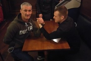 Бармен сломал себе руку, решив посоревноваться с клиентом в армрестлинге