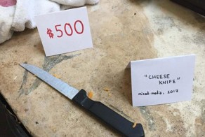 Парень устал убираться за соседом по квартире и сделал из бардака выставку современного искусства