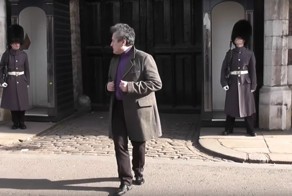 «А ну, пошёл отсюда!»  В Лондоне гвардеец прогнал назойливого туриста