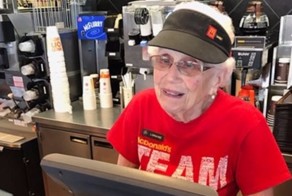 В американском «Макдоналдсе» есть 94-летняя женщина, которая искренне любит свою работу