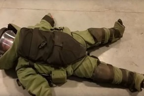 Вот что происходит, когда защитный костюм сапёра надевает девушка