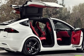 Tesla Model X с красным салоном Bentley Red