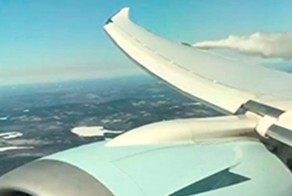 Пассажир самолета заснял момент аварийного сброса топлива из бака во время полета