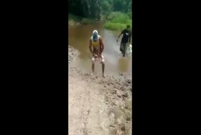 В этом пруду без трусов купаться запрещено!