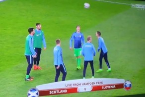 Футболисты решили размяться на поле перед игрой, но что-то пошло не так