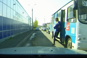 В Краснодаре девушка вышла из автобуса во время движения