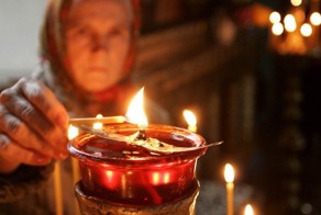 Вот почему нельзя в церкви поджигать свою свечу от рядом стоящей