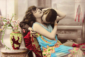 Как романтично целоваться: французские открытки 1920-х годов