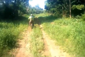 Мотоциклисты случайно наткнулись на таинственного лесного жителя