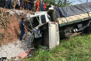 Кабина пикапа раздавлена грузовиком