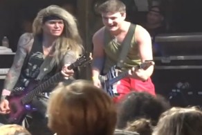 Талантливый фанат рок-группы Steel Panther очень круто сыграл вместо гитариста