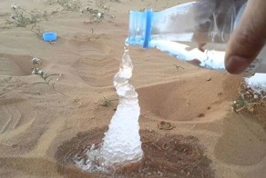 Вода, вытекая из бутылки, мгновенно замерзает в пустыне