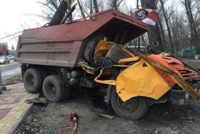 Авария дня. Упавшее дерево убило водителя КамАЗа и его пассажира