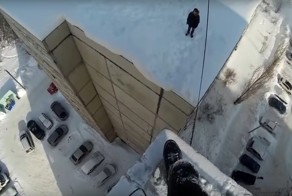 На это даже смотреть страшно! Подросток прыгнул с крыши 11-этажного дома на соседнее здание