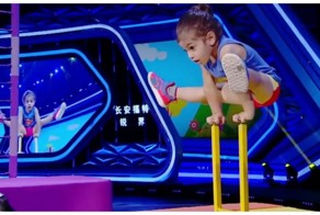 Трехлетний малыш поразил своими акробатическими навыками членов жюри китайского шоу талантов