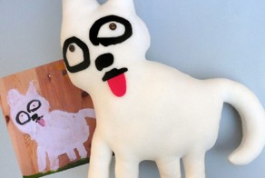 Художница шьет игрушки по мотивам детских рисунков