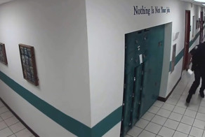 Американский полицейский испугался крысы