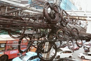 У электрика случился бы инфаркт! Как провода мешают смотреть на небо в разных странах мира