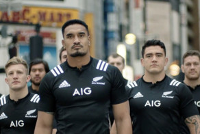 Регбисты в рекламе страховой компании