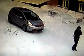 Мама привезла ребенка на урок физкультуры в школу