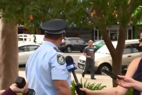 Австралийский полицейский задержал пьяного во время телеинтервью