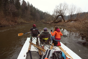 Сплав по реке на плоту из пенополистирола