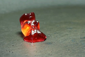 Конфеты "плавятся" под классическую музыку