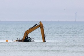 Экскаватор намертво застрял посреди моря в Британии