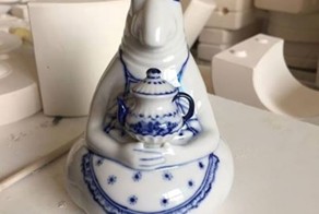 Гжельский завод выпустил партию фигурок Ждуна