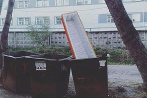 Если часто проверять помойку около дома, то можно вообще не работать - там есть все!
