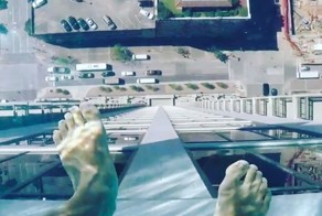 Бассейн с прозрачным дном на небоскребе в Хьюстоне