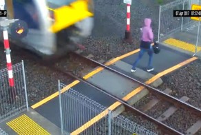 В шаге от смерти: невнимательная девушка едва не угодила под поезд в Новой Зеландии