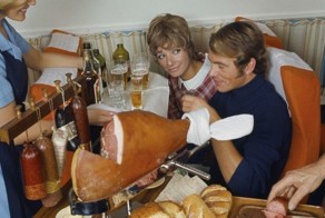 Авиакомпания SAS показала, чем кормили в самолетах полвека назад