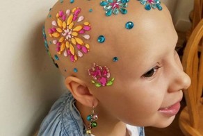 7-летняя девочка удивила многих на празднике, придя на него с красиво украшенной головой
