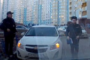 В Оренбурге полицейские не дали проехать такси к детскому саду