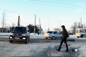 Land Cruiser устроил аварию и сбил пешехода