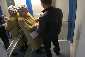 Дерзкое ограбление пожилой женщины в лифте московского жилого дома